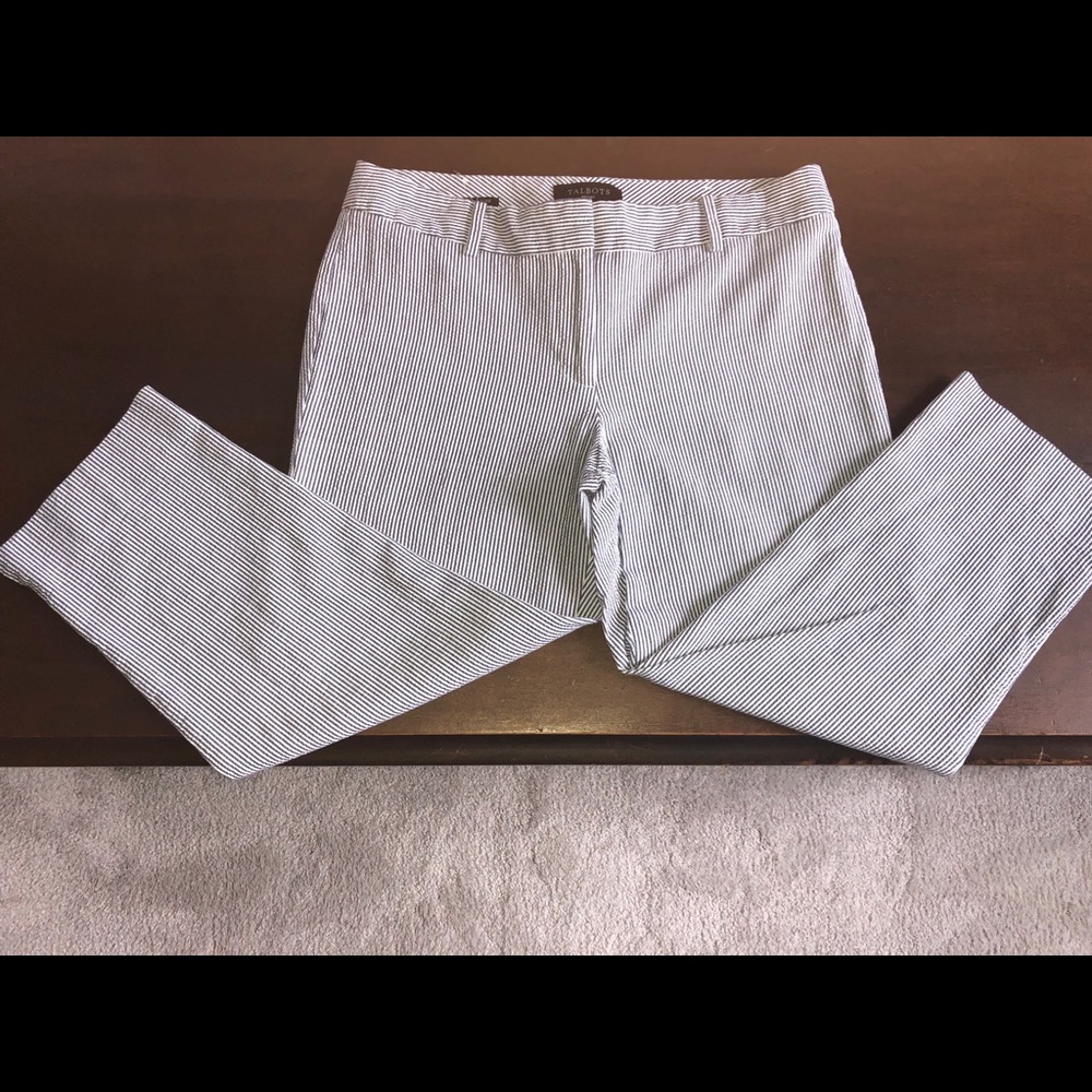 SALE 2/$20🛍 Navy/white seersucker striped capri’s
